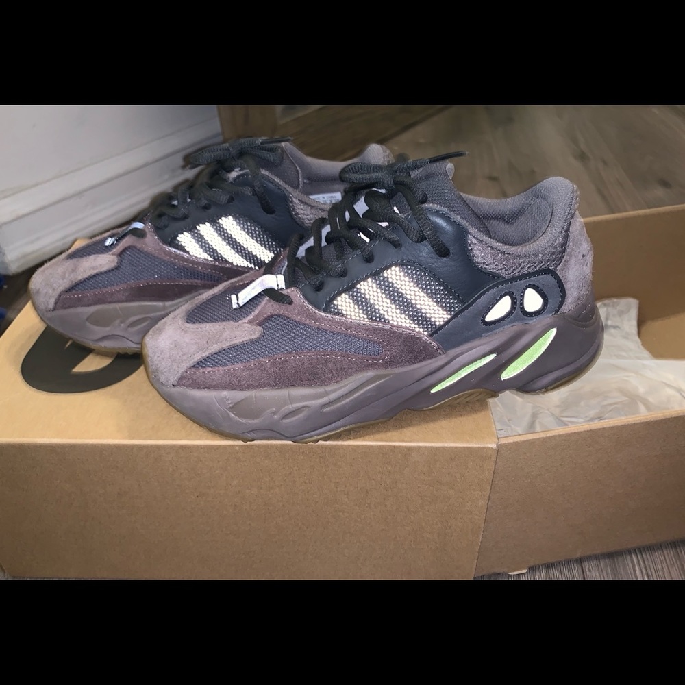 AUTHENTIC Yeezy 700
